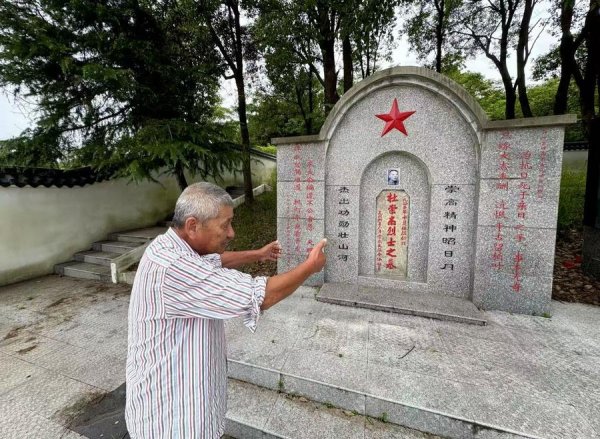 奕汇网 义务守墓59年，他终于“见到”了抗日烈士