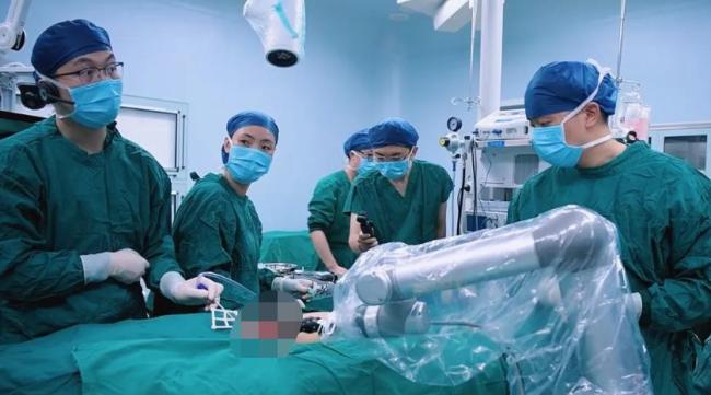 世界首例 腰上种牙再移植手术成功 机器人辅助完成