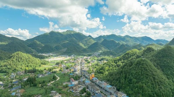 永華证券 鹤峰县燕子镇：盛夏入画处 绿意漫山野